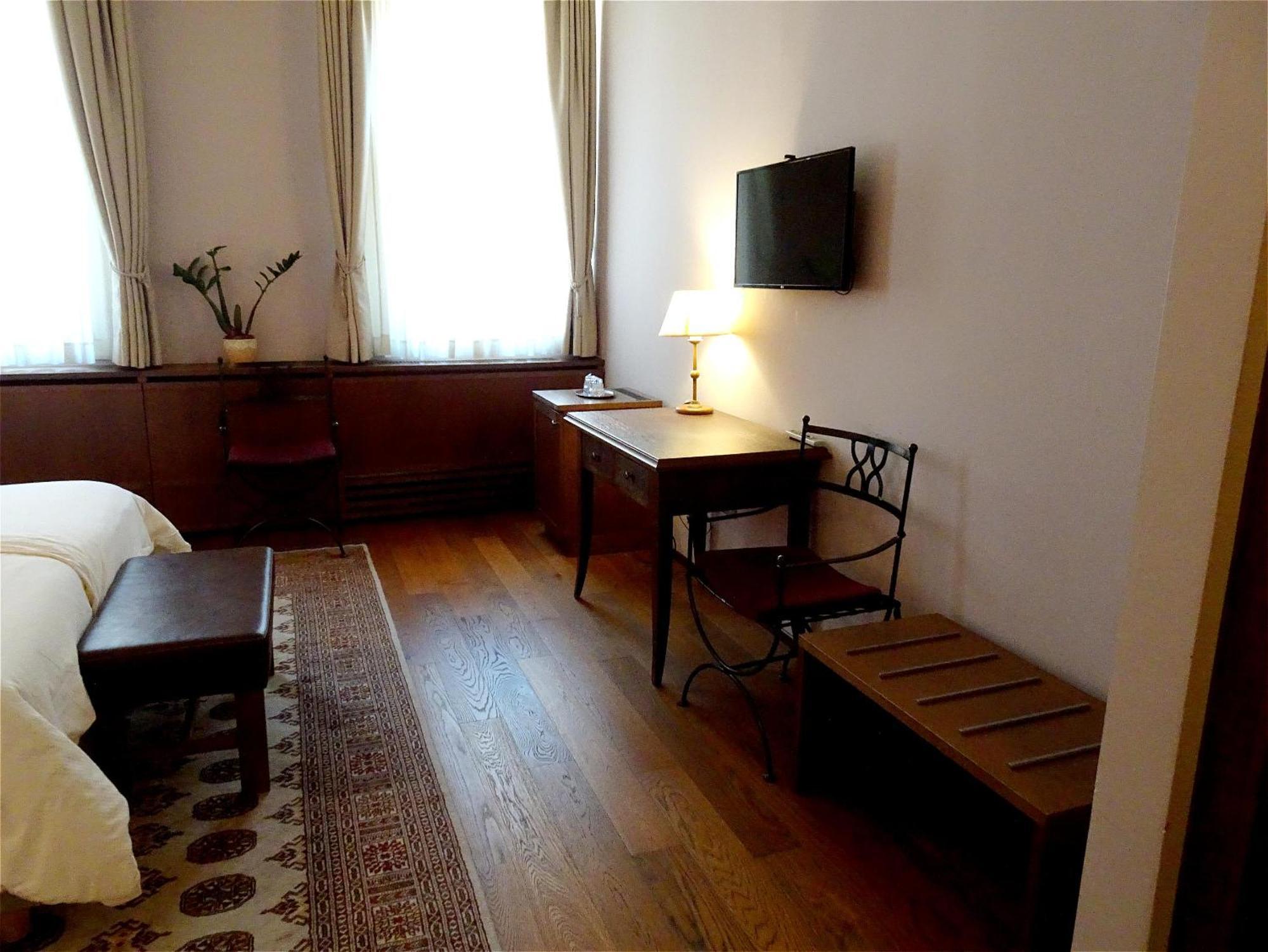 Hotel Mitra, Story